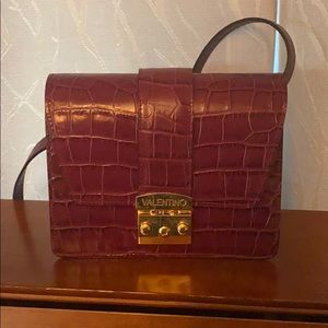 Crossbody , very trendy.